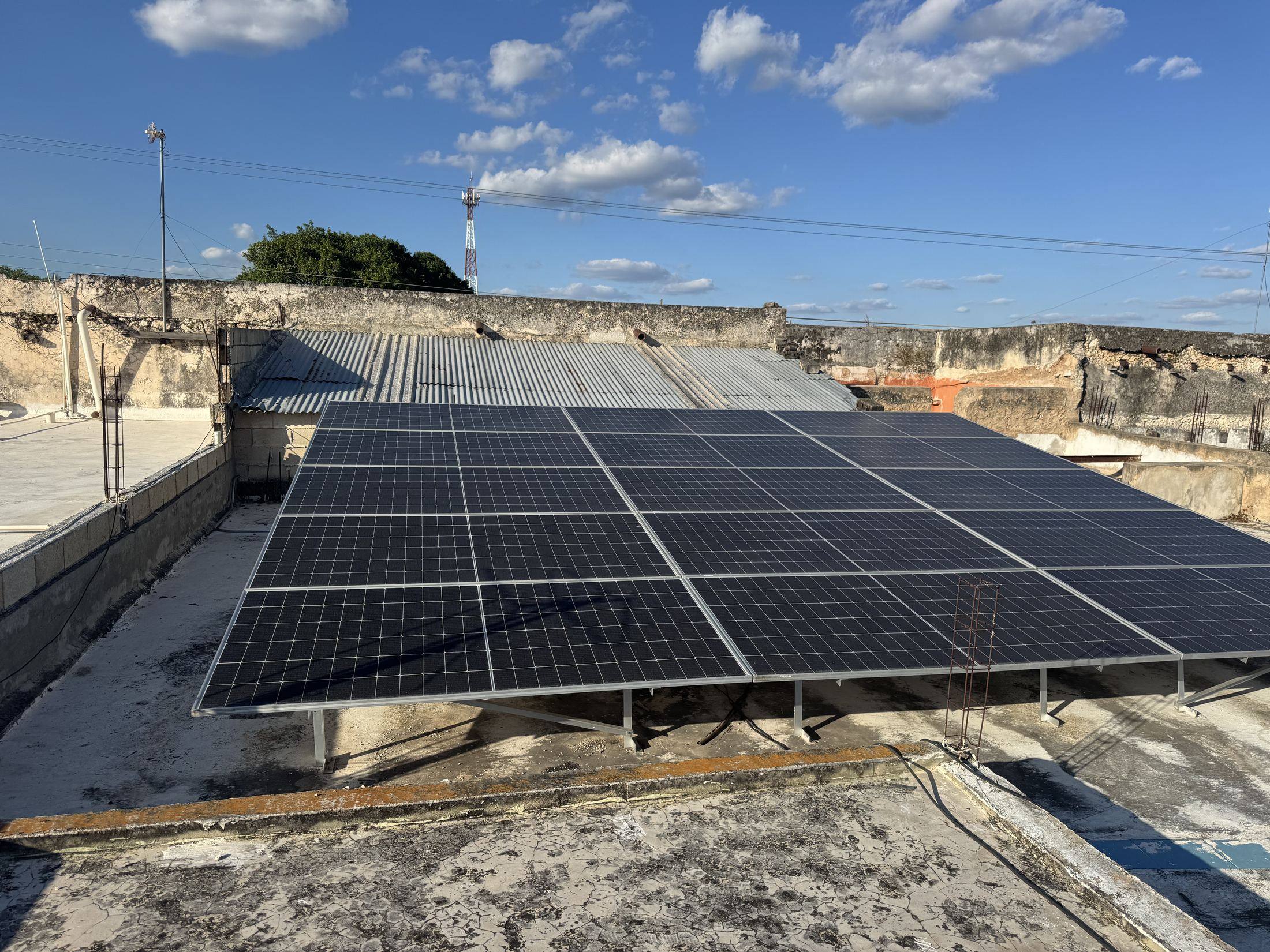 Instalación de paneles solares sobre azotea, realizada por Nexora Soluciones en Yucatán