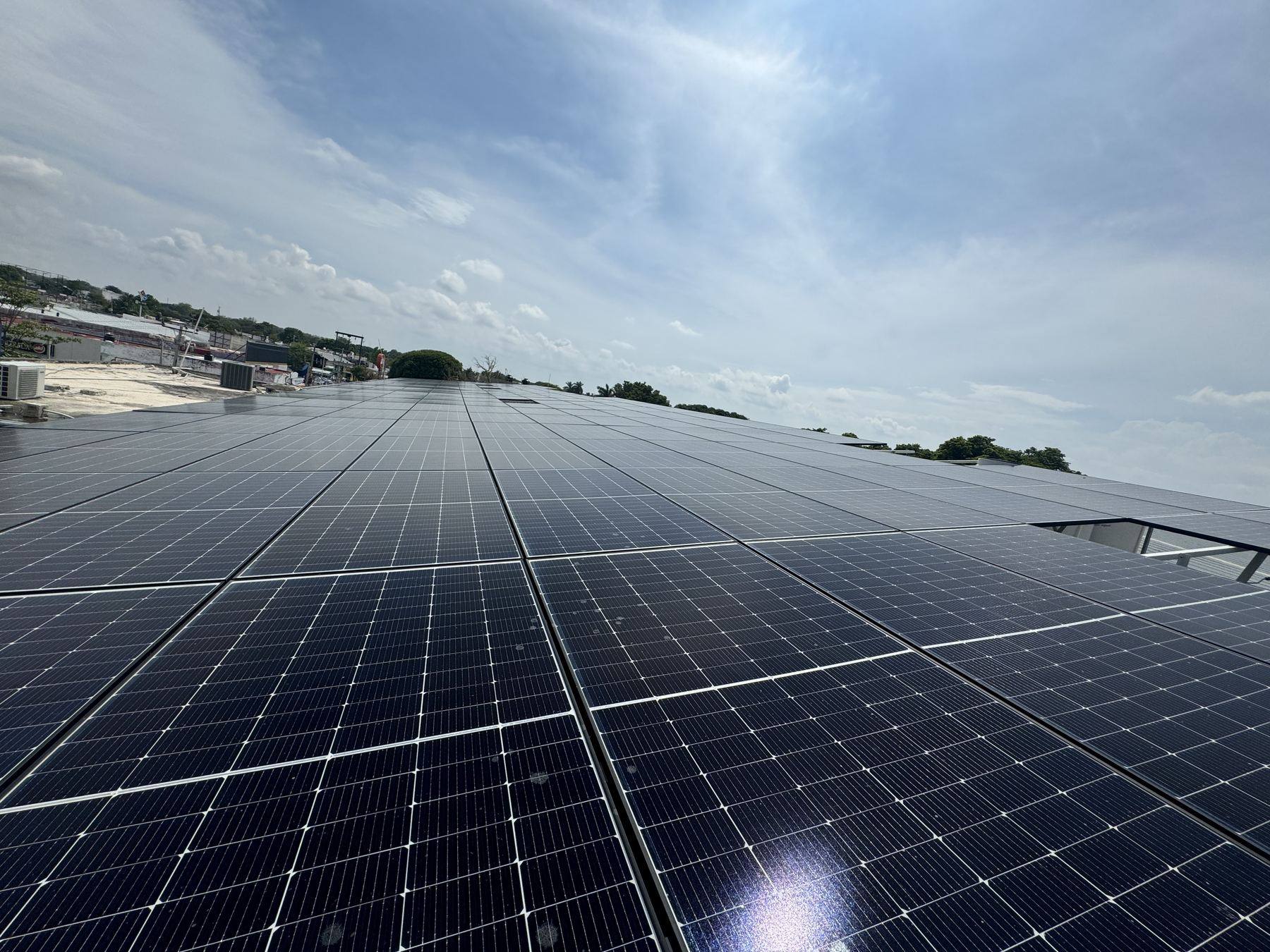Vista de campo de paneles solares instalados por Nexora Soluciones