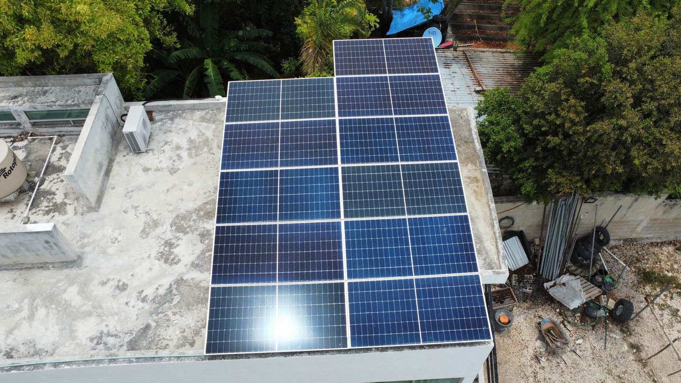 Vista aérea de instalación fotovoltaica sobre azotea residencial