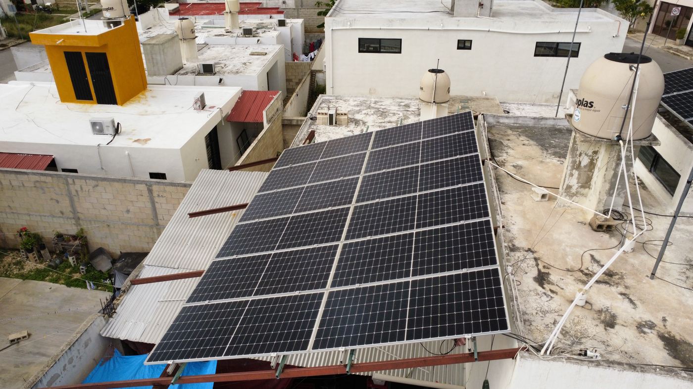 Vista aérea de paneles solares integrados a azotea en zona urbana